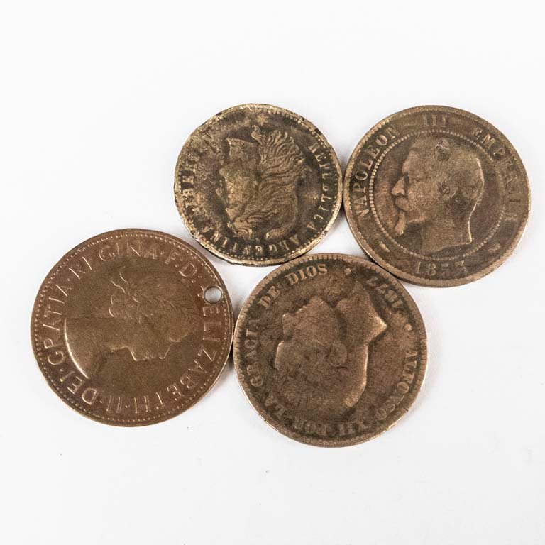 Lote de 4 Monedas de Cobre: Reino Unido, Francia, España y Argentina