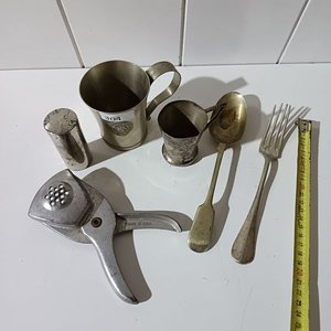 Lote de Utensilios Metálicos Antiguos: Pinza, Tazas, Cuchara y Tenedor - imagen 6
