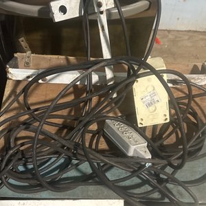 Lote siguiente: Soporte Metálico con Cables y Regleta Eléctrica