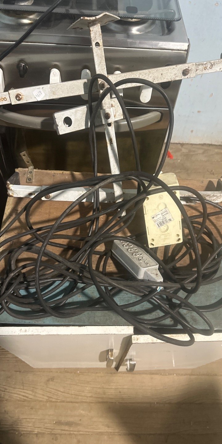 Soporte Metálico con Cables y Regleta Eléctrica