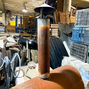 Hornito a Leña Metálico con Chimenea y Base con Ruedas - imagen 3