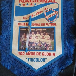 Banderín Conmemorativo Club Nacional de Football Apertura 1999 "100 Años de Gloria" - imagen 3