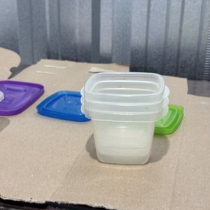 Juego de 4 recipientes plásticos apilables con tapas de colores - imagen 6