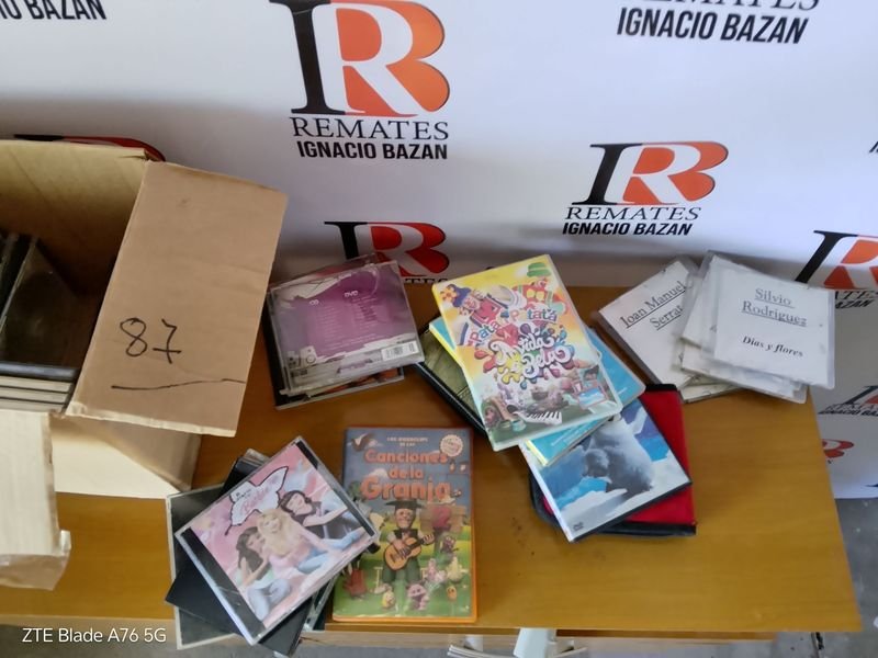 Colección de CDs y accesorios en buen estado - imagen 2