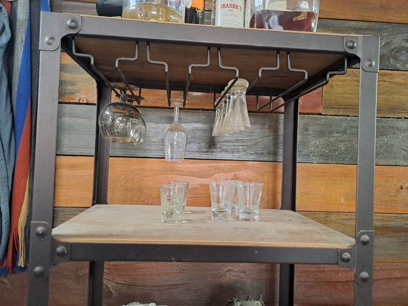 Barcito con estructura metálica y soporte para copas y botellas - imagen 3