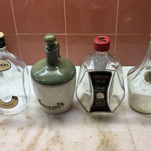 Lote de Botellas y Decantadores de Colección: Lauder's, Baraut, Something Special - imagen 3