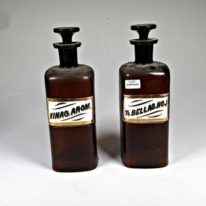 Dos Frascos de Farmacia Antiguos de Vidrio Ámbar con Tapones - imagen 2