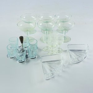 Lote siguiente: Set de Copas y Vasos de Cristal para Licores y Champagne con Soporte Metálico
