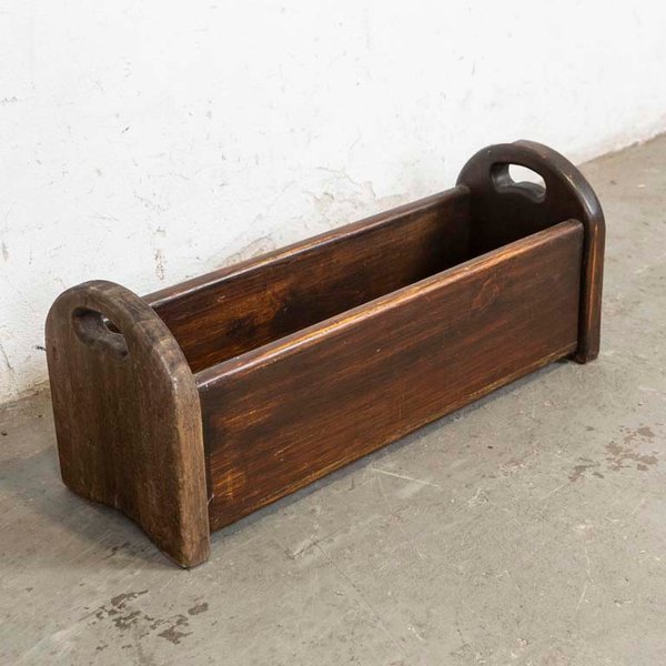 Macetero Rectangular de Madera Oscura con Detalles de Uso