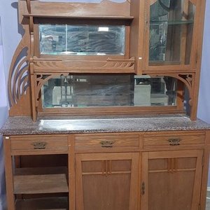 Aparador de Roble con 3 Cajones, 3 Puertas (1 con Vidrio) y 2 Espejos Biselados - imagen 1