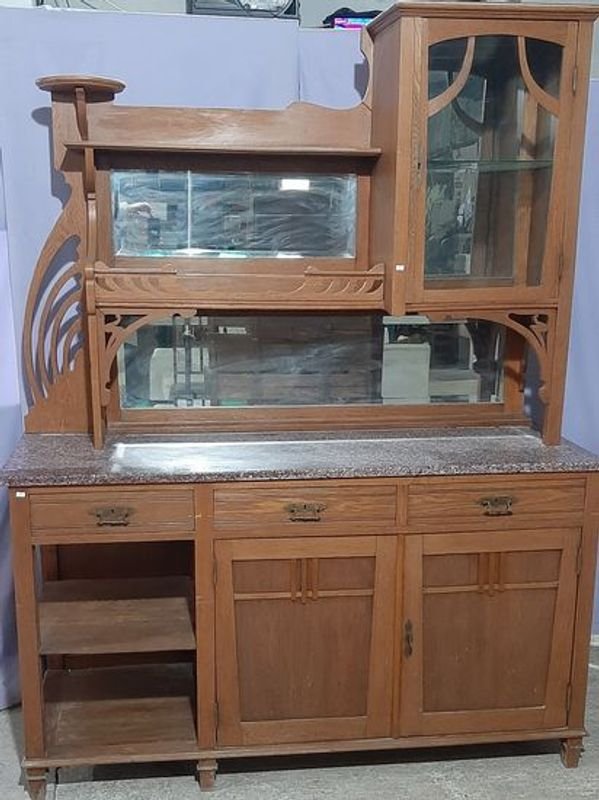 Aparador de Roble con 3 Cajones, 3 Puertas (1 con Vidrio) y 2 Espejos Biselados