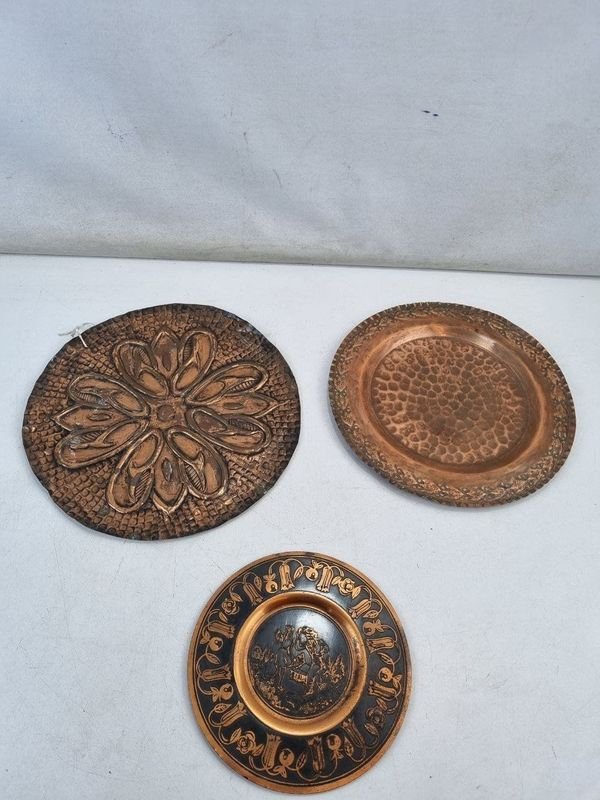 Lote de 3 Platos Decorativos Repujados en Cobre Vintage - imagen 1