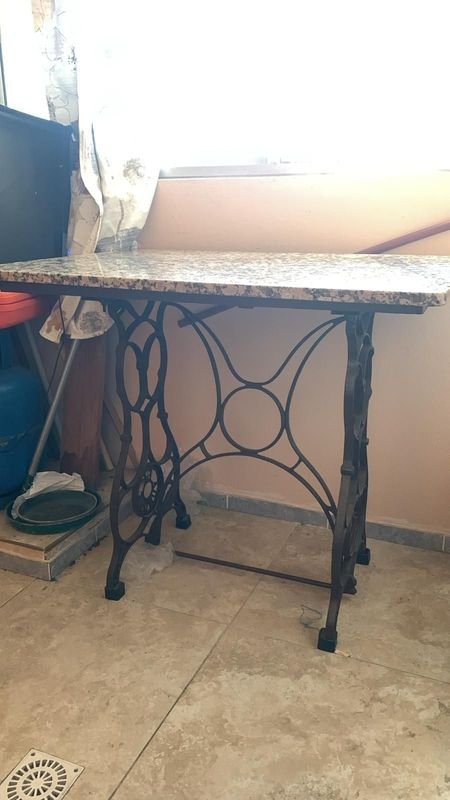 Mesa de mármol con base de hierro - imagen 2