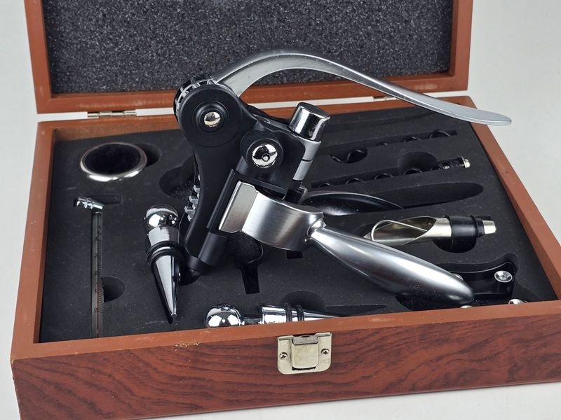 Juego de Accesorios para Vino en Caja de Madera