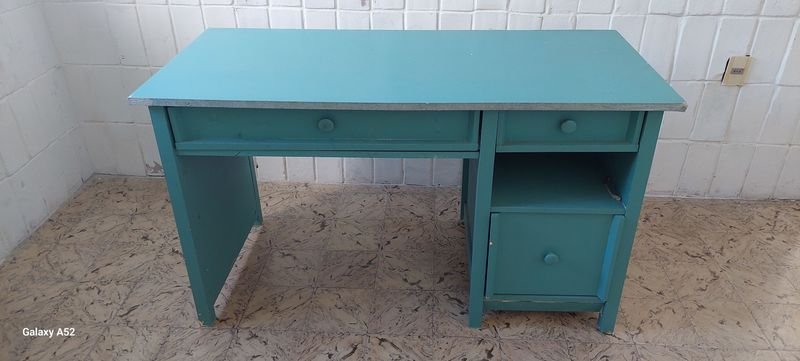 Mesa de madera pintada en azul - imagen 4