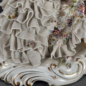 Figura de Porcelana Capodimonte: Dama con Perro y Detalles Florales - imagen 5