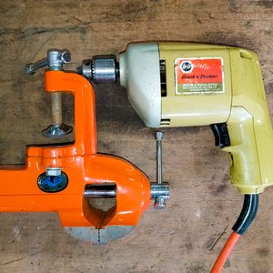 Taladro Black & Decker y Morsa Naranja - imagen 2