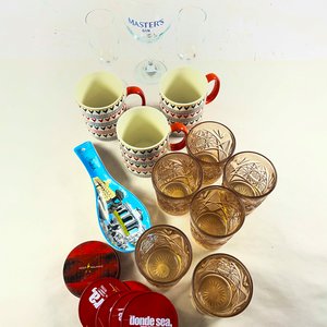 Lote de vasos vidrio color, tazas, copas y posavasos - imagen 2