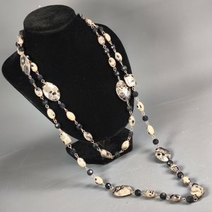 Lote de 13 Piezas de Bijouterie: Pulseras, Dijes y Collares Variados - imagen 11