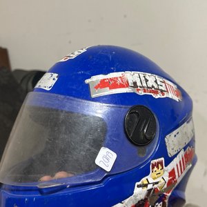 Lote siguiente: Casco de Niño Azul con Diseño de Motos