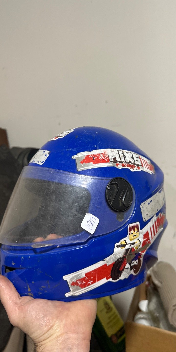 Casco de Niño Azul con Diseño de Motos