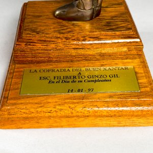 Escultura en Bronce "La Cofradía del Buen Xantar" con Base de Madera - imagen 2
