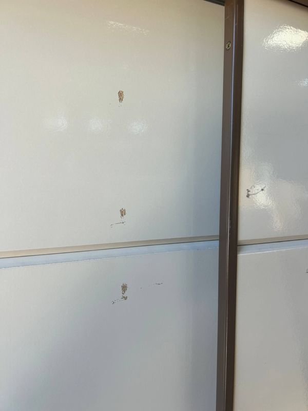 Gabinete Blanco con Espejo y Puertas Corredizas - imagen 5