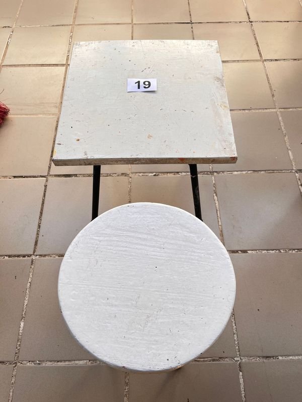 Mesa y silla de hierro y madera en buen estado - imagen 1