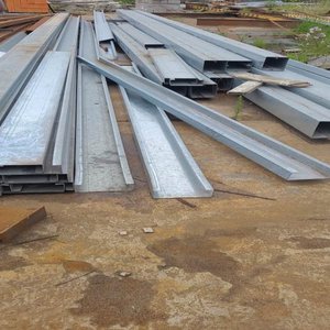Lote siguiente: 35 Perfiles de Acero Galvanizado en Forma C y 7 Cajones Soldados