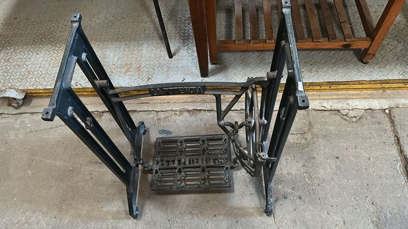 Lote siguiente: Base de hierro para máquina de coser