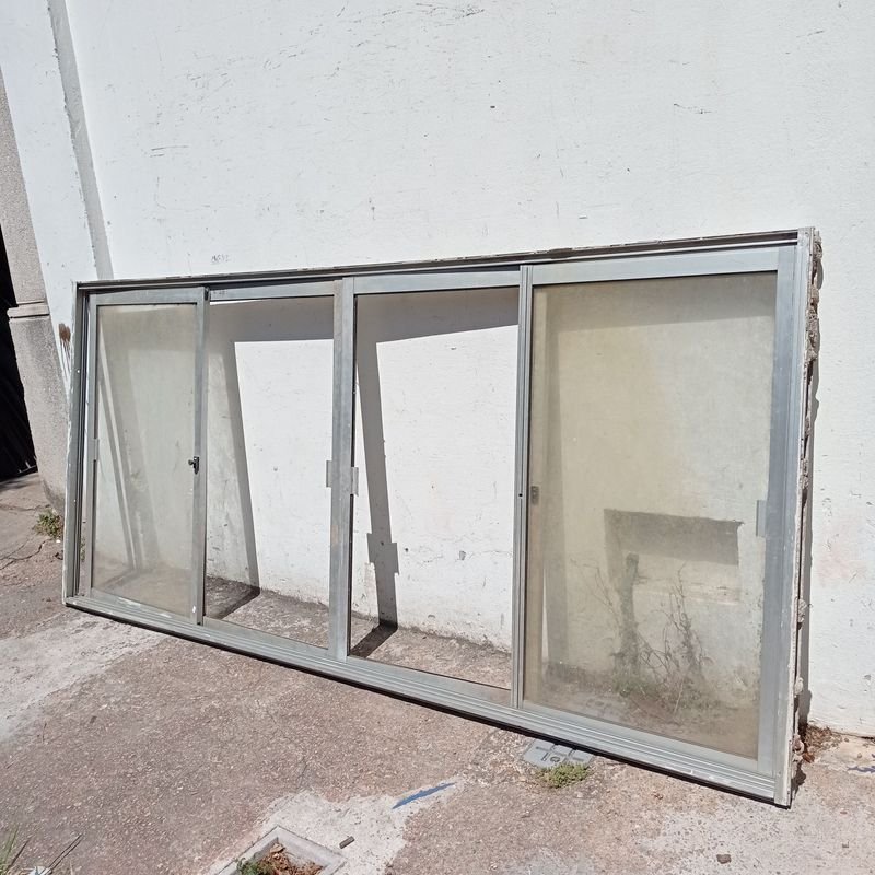 Ventana de aluminio con cuatro hojas corredizas, a dos de ellas le falta el vidrio - imagen 3