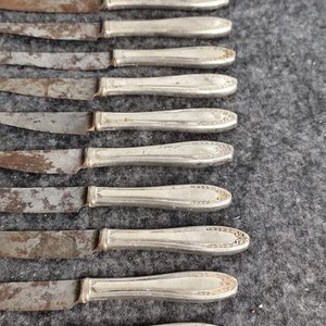 Lote de 10 Cuchillos Antiguos con Cabos Pesados y Grabados - imagen 3