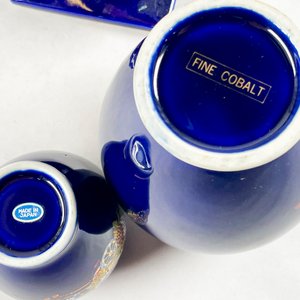 Tres Floreros de Porcelana Azul Cobalto con Decoración Floral y Carruajes - imagen 4