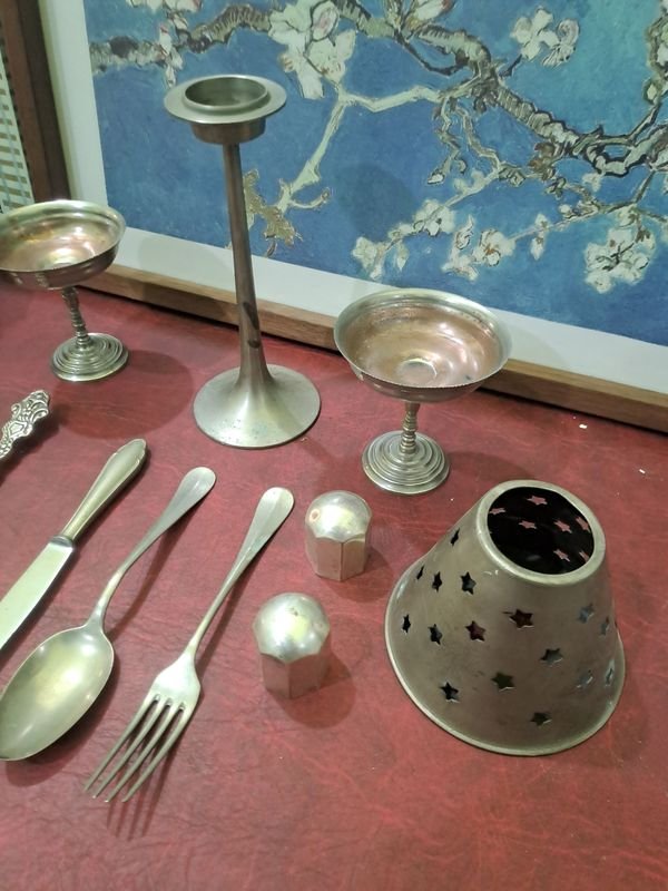 Colección de objetos de plata y melamina con accesorios de mesa y decoración - imagen 4