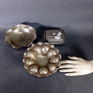 Tres piezas de platería: dulcera y dos pequeños centros de mesa - imagen 6