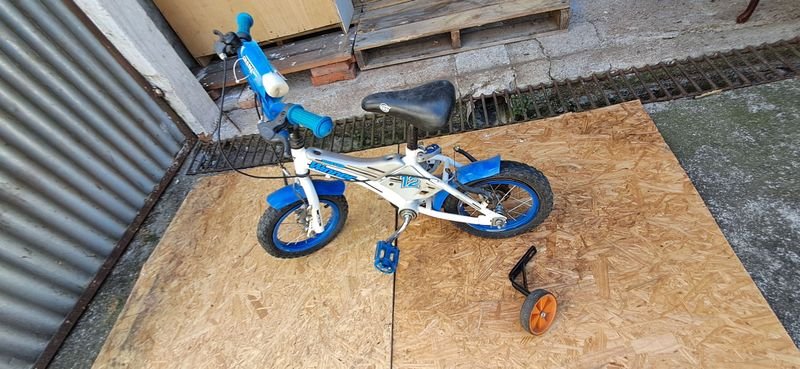 Bicicleta de niño con rueditas en mal estado - imagen 2