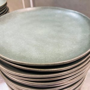 Lote de 44 Platos Llanos Verdes - 22 de 20 cm y 22 de 28 cm - imagen 2