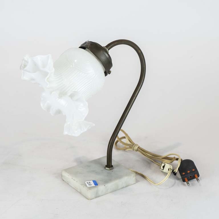 Lote anterior: Portátil de bronce con base de marmol y tulipa opalinada (con detalles, no se probó se vende a la vista) - Medidas: 26cm 