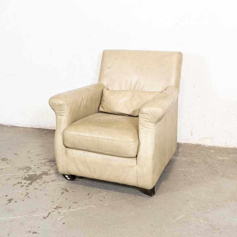 Lote siguiente: Sillón de cuero con averías y detalles en las patas
