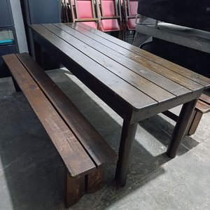 Lote siguiente: Conjunto Mesa Larga de Madera Maciza con Dos Bancos