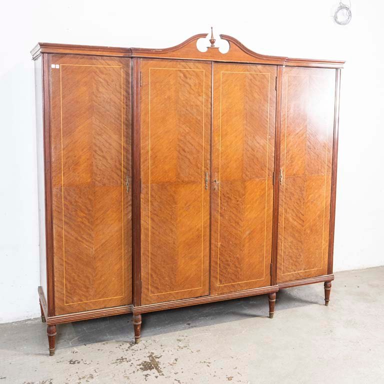 Lote siguiente: Ropero inglés de cuatro puertas con marqueterie en mal estado