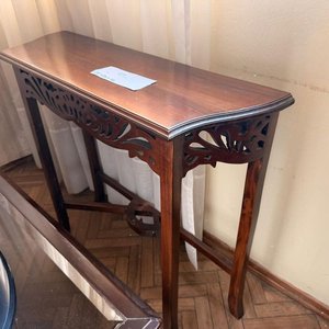 Mesa de Arrimo Ovalada en Madera con Detalles Ornamentales - imagen 4