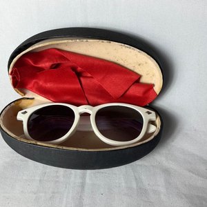 Lentes de Sol Blancos con Estuche Vintage - imagen 5