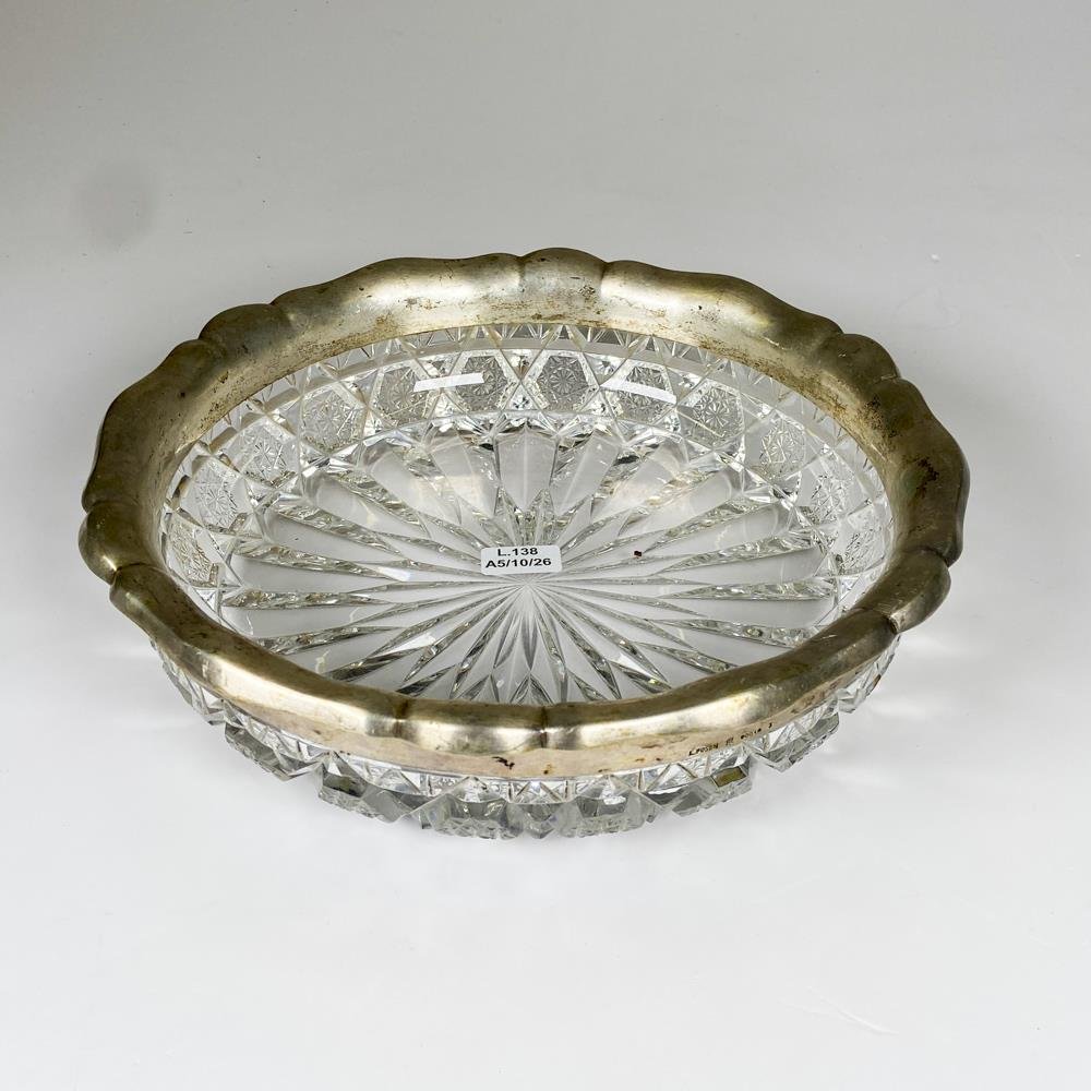 Centro de cristal tallado con borde de plata sellada ,diámetro 25 cm