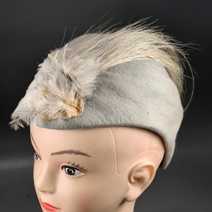 Antiguo Tocado de Dama en Fieltro Gris con Plumas - imagen 6