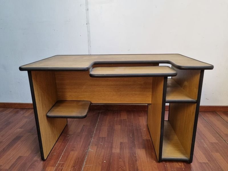 Escritorio con bandeja y cantonera de goma
