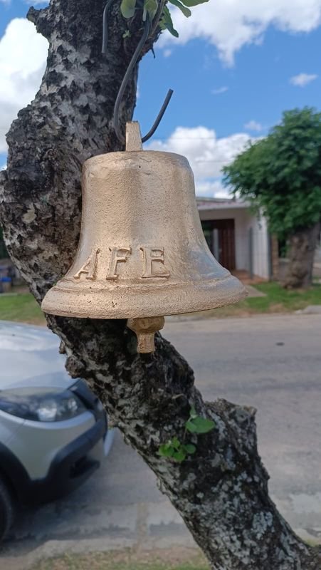 Campana Grande Dorada con Inscripción "AFE"