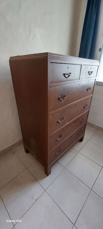 Mueble de madera con cajones y espejo - imagen 4