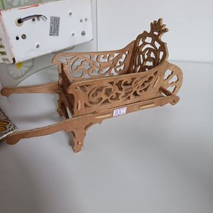 Lote de Adornos: Aplique de Pared con Flores, Carretilla Decorativa y Portalápices - imagen 4