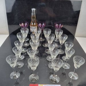 L 294 - 23 Piezas - Importante lote de 23 copas de licor en cristal tallado con base redonda, incluyendo 4 copas con detalle de color en tonos violetas - imagen 2